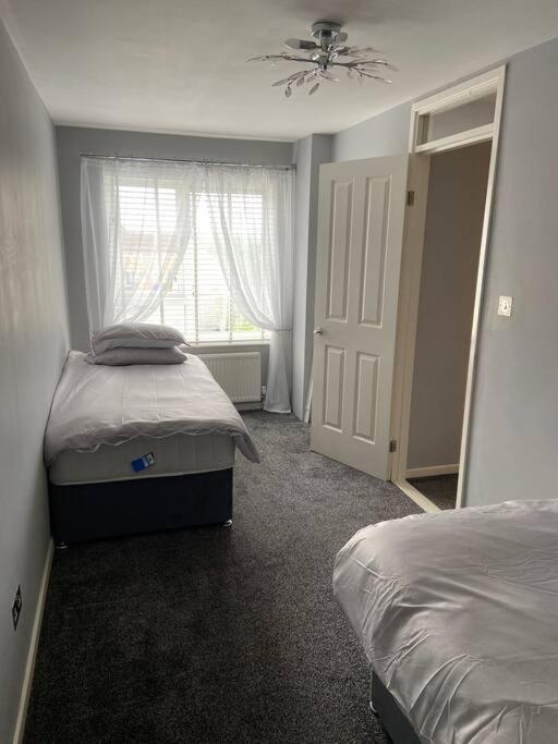Garland Way 2 Bed House Sheffield Free Parking 5 Min From M1 Villa Mosborough Bagian luar foto
